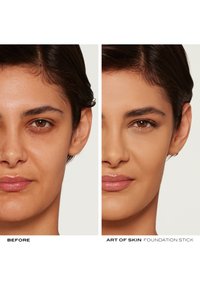 Résultats du stick de fond de teint : le côté gauche montre un teint naturel avec de légères imperfections ; le côté droit présente un teint uniforme et une texture plus lisse.