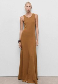 Vestido largo sin mangas en un cálido tono marrón, hecho de un tejido suave con una silueta fluida y costuras sutiles, que presenta un diseño minimalista y sin patrones.