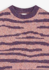 Suéter de punto con escote redondo, hecho de una tela suave en color rosa con patrones de rayas de tigre en púrpura oscuro.