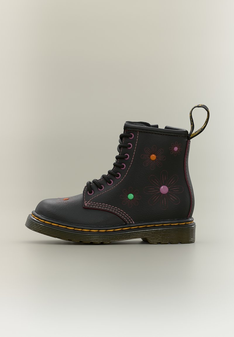 Μαύρο δερμάτινο μποτάκι με κορδόνι, ραφή κίτρινου χρώματος στη σόλα, floral σχέδια περιγράμματος και πολύχρωμες στρογγυλές διακοσμήσεις στο πλάι και στα δάχτυλα.