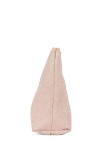 Borsa scintillante rosa di forma triangolare, in tessuto morbido, con una parte superiore arricciata. Design minimalista senza hardware o motivi visibili.