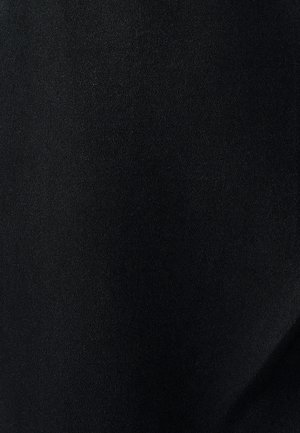 Tissu noir avec une texture lisse et mate. Aucune pattern ou matériel visible. Le matériau semble doux et flexible.