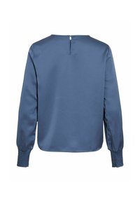 Blauwe blouse met lange mouwen, gesmokt bij de mouwen en een kleine split aan de achterkant met een knoopsluiting bij de hals.