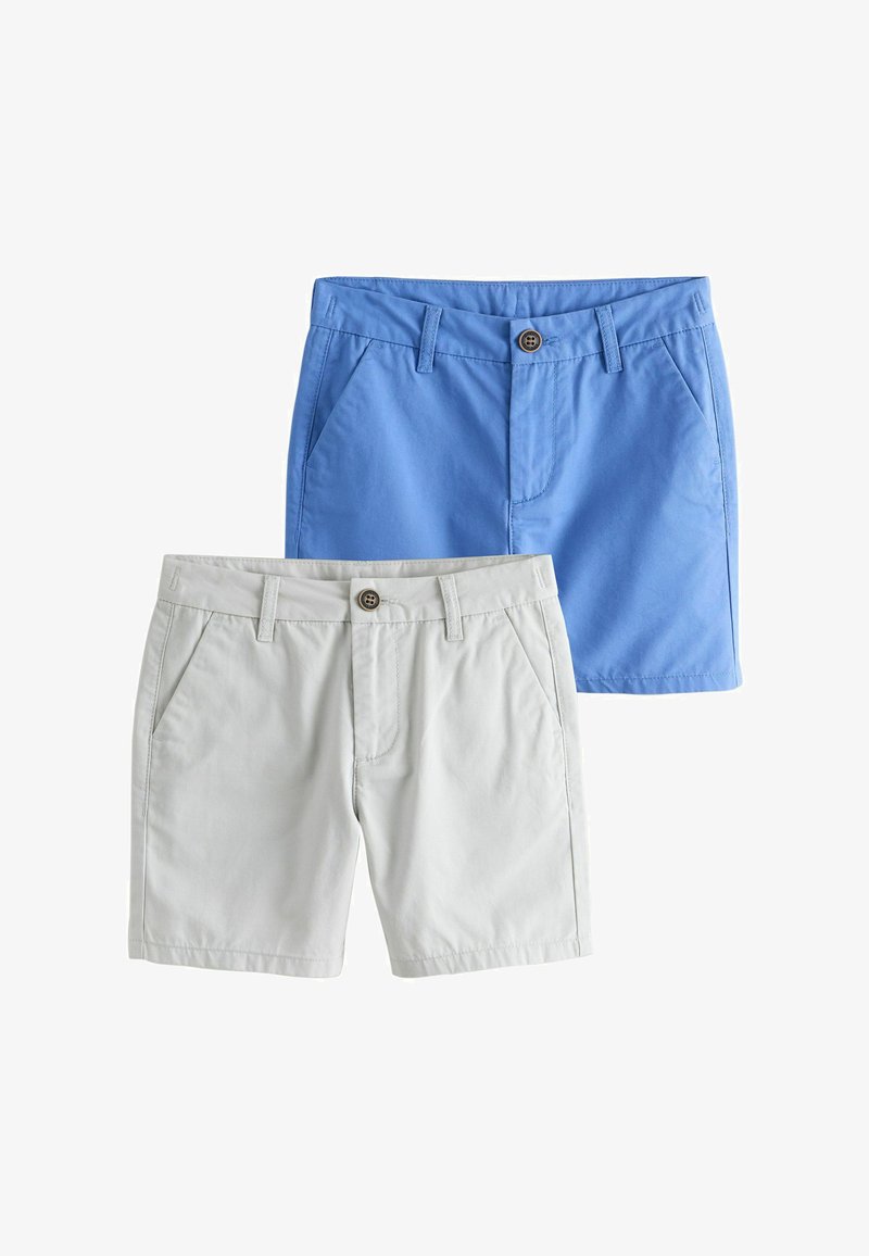 Deux pantalons courts : un bleu et un gris clair, en coton, avec des poches avant, une fermeture à boutons et une coupe droite.