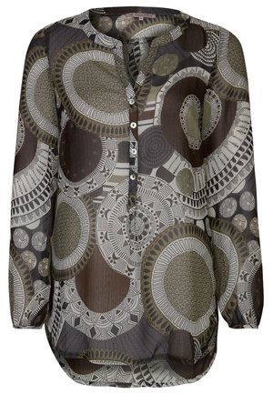 Blusa de manga larga con cuello redondo y tapeta de botones, con grandes patrones geométricos circulares en tonos marrón, beige y gris.