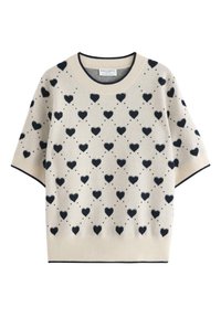 Cremefarvet crewneck sweater med navy hjerte mønster. Korte ærmer, ribbede kantbånd ved halsudskæringen og nederste kant, blød strikket tekstur. Pletmønstrede accenter overalt.