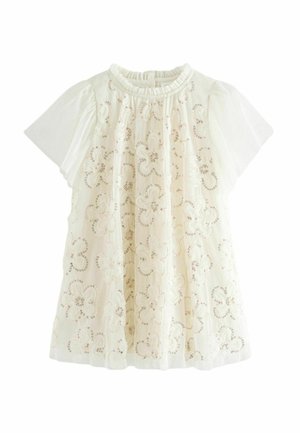 Weißes Kurzarmkleid mit gerafftem Ausschnitt und transparentem Überzug mit bestickten Blumenmustern und dezenten Pailletten-Details.