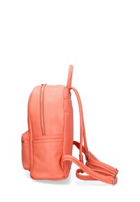 Sac à dos en cuir corail avec une texture lisse, doté d'une fermeture éclair en haut, de bretelles réglables et d'une poche avant avec fermeture éclair.