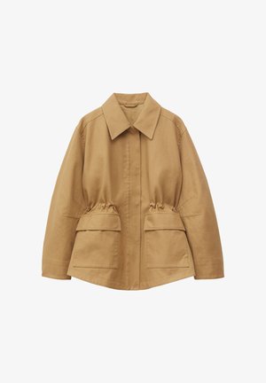 Giacca oversize marrone con collo ampio, vita elastica e due grandi tasche frontali con patta, mostrata su sfondo bianco.