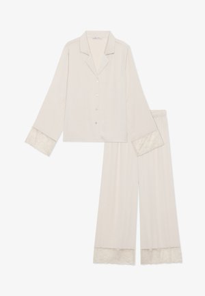 Helle beige Schlafanzugset bestehend aus einem Hemd mit Knopfleiste und Spitzenbündchen sowie passenden weiten Hosen. Weicher Stoff mit glatter Textur.