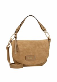 Tasche aus beigem Wildleder mit kurzem Griff, verstellbarem langen Tragegurt und goldener Hardware. Verfügt über eine flache Tasche und ein Markenlogo-Patch.