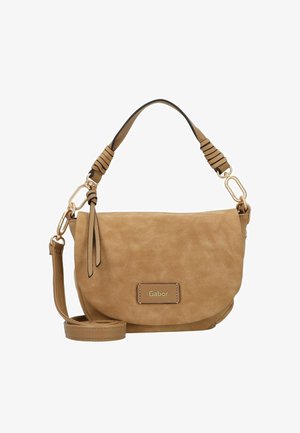 Tasche aus beigem Wildleder mit kurzem Griff, verstellbarem langen Tragegurt und goldener Hardware. Verfügt über eine flache Tasche und ein Markenlogo-Patch.