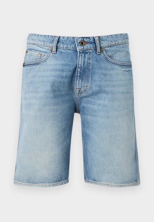 Jasnoniebieskie szorty jeansowe z przodu na guziki, zapinane na zamek, z szlufkami na pasek i przednimi kieszeniami, prezentowane na jednolitym tle.