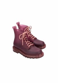 Botas de tobillo de goma moradas con cordones rosas y suelas acolchadas. Presentan una textura suave y lengüetas para facilitar su uso.