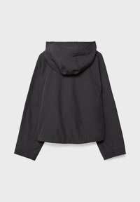 Čierna kapucňová bunda s dlhými rukávmi, rovnom strihom a kontrastným prešívaním. Hladká tkanina bez viditeľných vzorov alebo kovania.