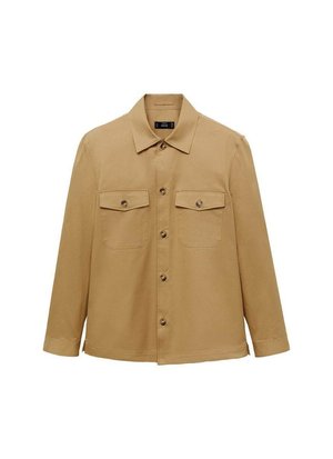 Tan, lange mouwen shirtjack gemaakt van katoen met twee borstzakken, knoopsluiting aan de voorkant en een kraag. Soepele textuur en veelzijdig ontwerp.