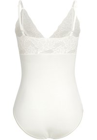Witte body met kantdetails langs de halslijn en de banden. Gladde stof met een aangesloten pasvorm, minimalistisch ontwerp en zonder zichtbare hardware.
