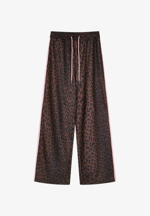 Pantalon marron à jambes larges avec imprimé léopard noir, taille élastique, bandes latérales roses et cordons roses à la taille.