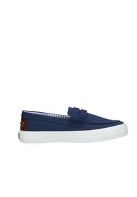 Scarpe slip-on in tela blu navy con tomaia testurizzata, suola in gomma bianca e dettagli in pelle marrone sul tallone. Fodera interna a righe.