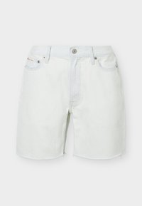 Λευκά σορτς από denim με μπροστινό κούμπωμα με κουμπί και φερμουάρ, πέντε τσέπες και ξεφτισμένα τελειώματα.