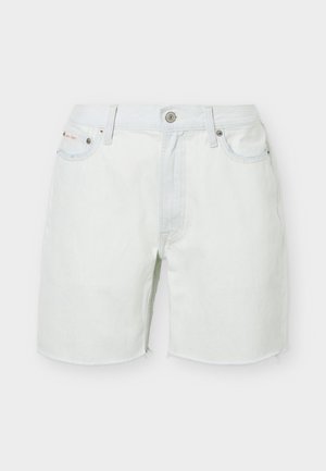 Λευκά σορτς από denim με μπροστινό κούμπωμα με κουμπί και φερμουάρ, πέντε τσέπες και ξεφτισμένα τελειώματα.