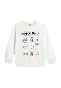 Sudadera de algodón blanca con un estampado que presenta ilustraciones coloridas y el texto "Lista de requisitos para una fiesta mágica." Mangas con puños.