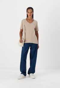 Calvin Klein Jeans BADGE V NECK TEE - Základné tričko - goat