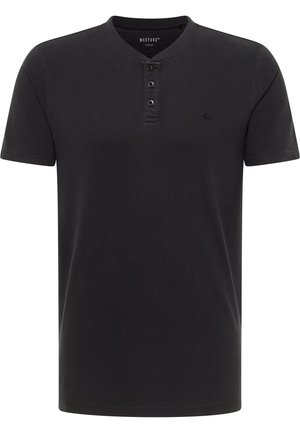 Schwarzes T-Shirt mit kurzen Ärmeln, Henley-Ausschnitt, dreiknöpfiger Knopfleiste und dezentem Logo-Detail auf der Brust. Glatte Textur, lässiger Schnitt.