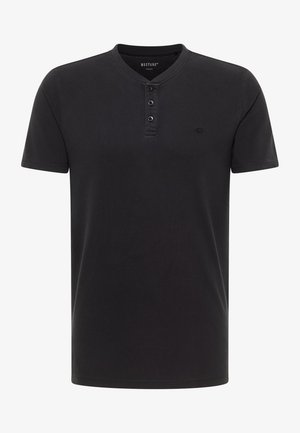 Czarny t-shirt z krótkim rękawem o dekolcie Henley, z trzema guzikami i delikatnym logo na piersi. Gładka tekstura, luźny krój.