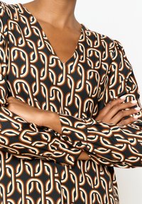 LolaLiza STRAIGHT WITH RETRO PRINT - Freizeitkleid - black