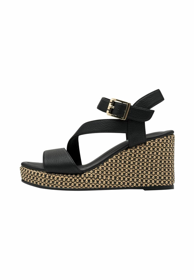 Sandale compensée en cuir noir avec bride de cheville ajustable et talon plateforme tissé beige et noir.