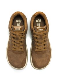 Baskets en daim marron avec une texture douce, design à lacets et semelle en caoutchouc blanche. Comprend un logo et des détails de couture discrets.