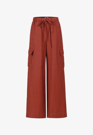 Pantalons à jambes larges en tissu texturé rouge rouillé, avec une taille élastique dotée d'un cordon de serrage et deux poches cargo latérales.