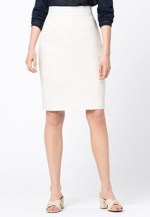 Witte potloodrok met een gladde textuur, aansluitend ontwerp en lengte tot de knie. Gecombineerd met beige blokhak sandaaltjes voor een complete look.