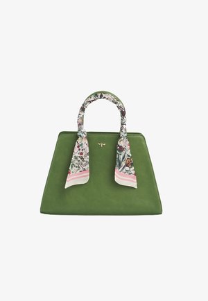 Zelena strukturirana torbica z ovitkom iz tkanine z cvetličnim vzorcem, ovita okoli ročajev, in majhnim zlatim čebeljim emblemom na sprednji strani.
