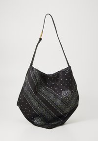 Melnas auduma plecu soma ar baltām un zaļām paisley un ziedu bandana rakstiem, regulējams ādas siksna ar zelta akcentiem.