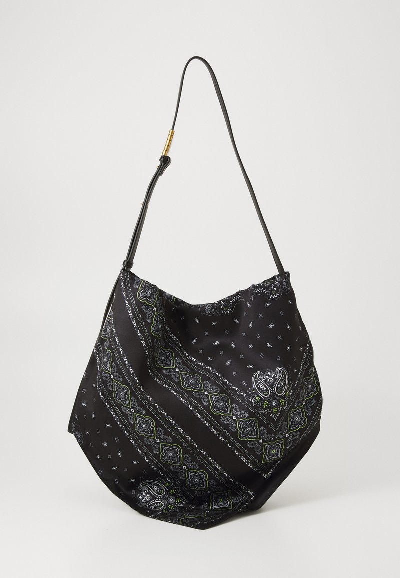 Melnas auduma plecu soma ar baltām un zaļām paisley un ziedu bandana rakstiem, regulējams ādas siksna ar zelta akcentiem.