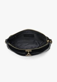 Zwarte leren tas met een gouden rits, met een open interieur bekleed met zwarte stof. Het ontwerp is slank met een platte vorm en een eenvoudige sluiting.