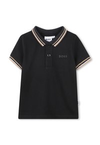 Zwarte polo met korte mouwen, voorzien van een beige en witte gestreepte kraag en mouwen, twee zwarte knopen en een "BOSS" logo op de borst.