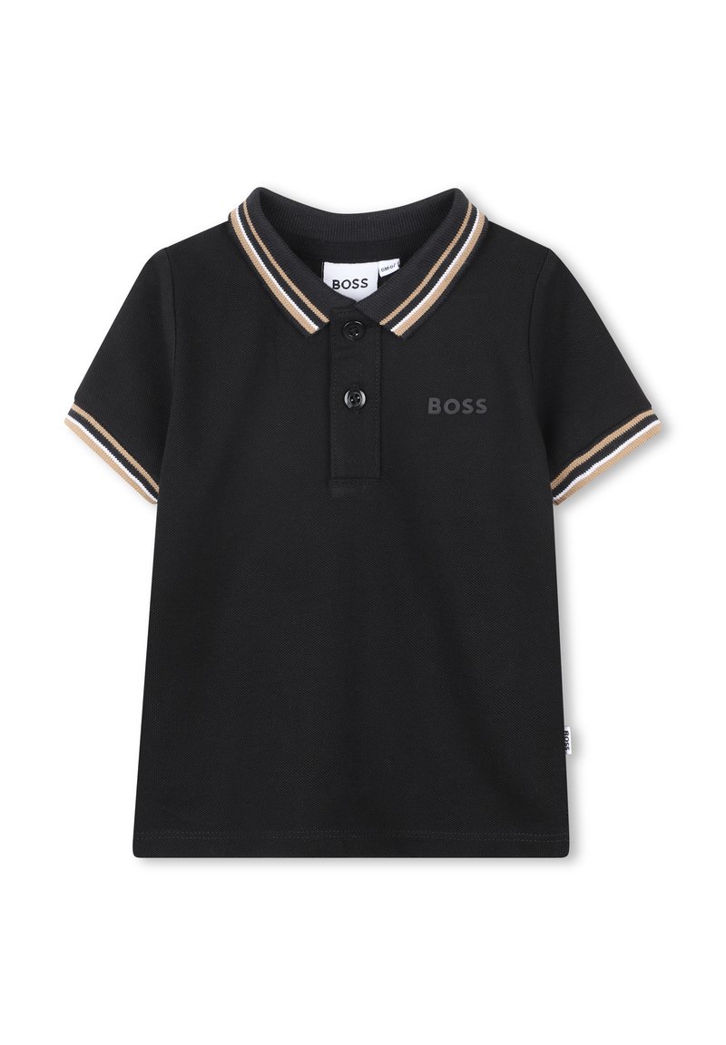 Zwarte polo met korte mouwen, voorzien van een beige en witte gestreepte kraag en mouwen, twee zwarte knopen en een "BOSS" logo op de borst.