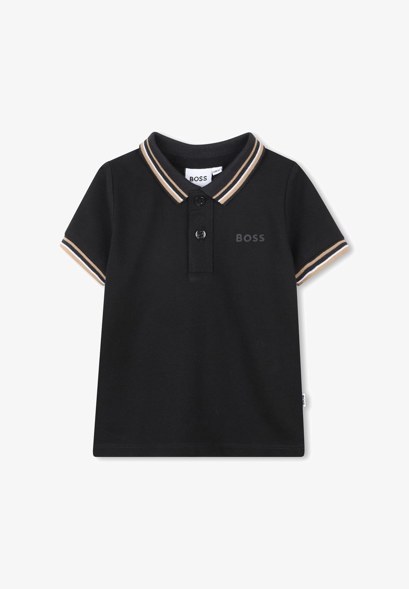Polo noir à manches courtes avec col et manches rayés beiges et blancs, deux boutons noirs et logo « BOSS » sur la poitrine.