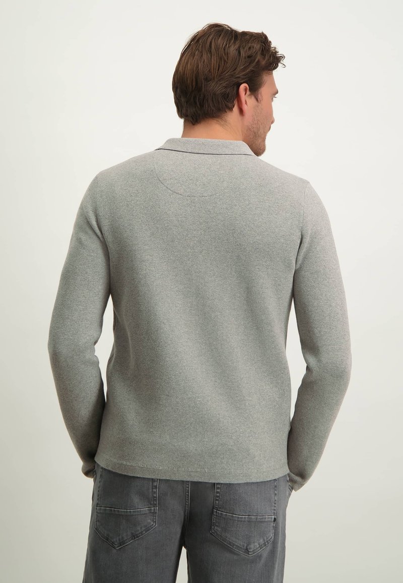 Grijze pullovertrui met lange mouwen, textuurstof en een rechte zoom. Opvallende achterkraag en minimalistisch ontwerp. Draag met donkergrijze broek.