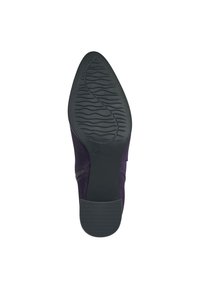 Chaussure en daim violet avec une semelle en caoutchouc noir lisse présentant un motif ondulé. Le détail de la fermeture éclair sur le côté contribue au design.