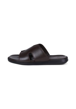Dunkelbraune Ledersandale mit schwarzer Sohle und Ausschnitt-Design am oberen Riemen, von der Seite gezeigt.