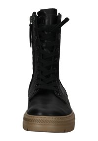 Botín negro de cuero con un frente de cordones, cremallera lateral, acabado texturizado y suela de goma con borde estriado.