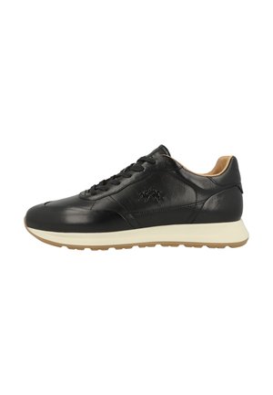 Schwarzer Ledersneaker mit schwarzen Schnürsenkeln und beiger gepolsterter Sohle, mit geprägtem Logo an der Seite und hellbraunem Innenfutter.
