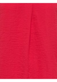 Czerwona, teksturowana tkanina o pofałdowanym wyglądzie, z gładką powierzchnią i subtelną zmianą odcieni. Brak widocznych wzorów lub elementów metalowych.