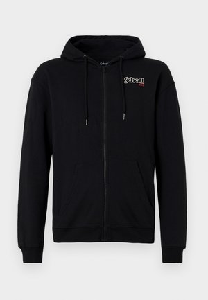 Schwarzer Kapuzenpullover mit Reißverschluss, Kordelzügen, Fronttaschen, gerippten Bündchen und Saum. Mit "Schott NYC"-Logo in Weiß und roter Naht auf der Brust.