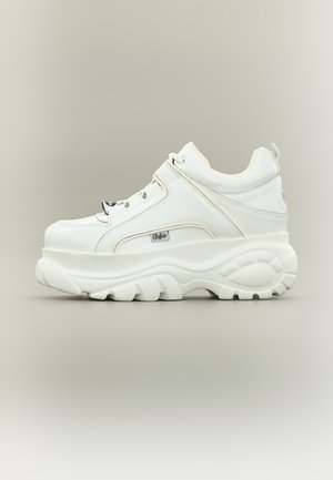 Weißer Plateausneaker mit dicker klobiger Sohle, Schnürung vorne und Buffalo-Markenlogo an der Seite, von der Außenseite gezeigt.