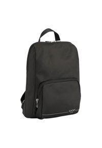 Mochila negra de nailon con un compartimento principal con cremallera y un bolsillo frontal. Cuenta con un asa superior y correas de hombro ajustables.